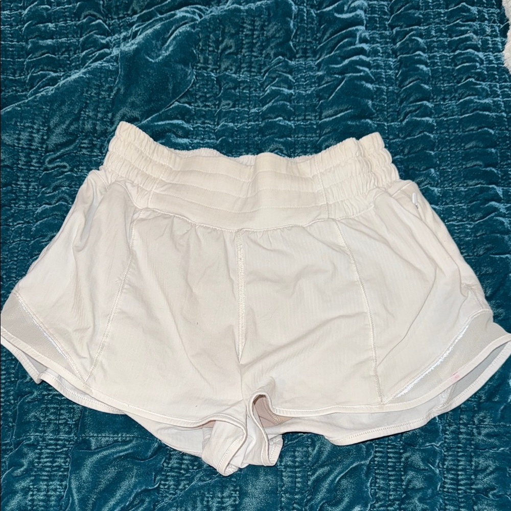 Women's lululemon white hottyhot shorts 2.5